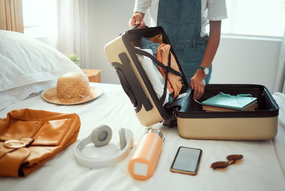 Frau packt einen Koffer mit Bedacht