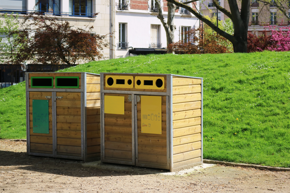 Recycling-Behälter in einem Park