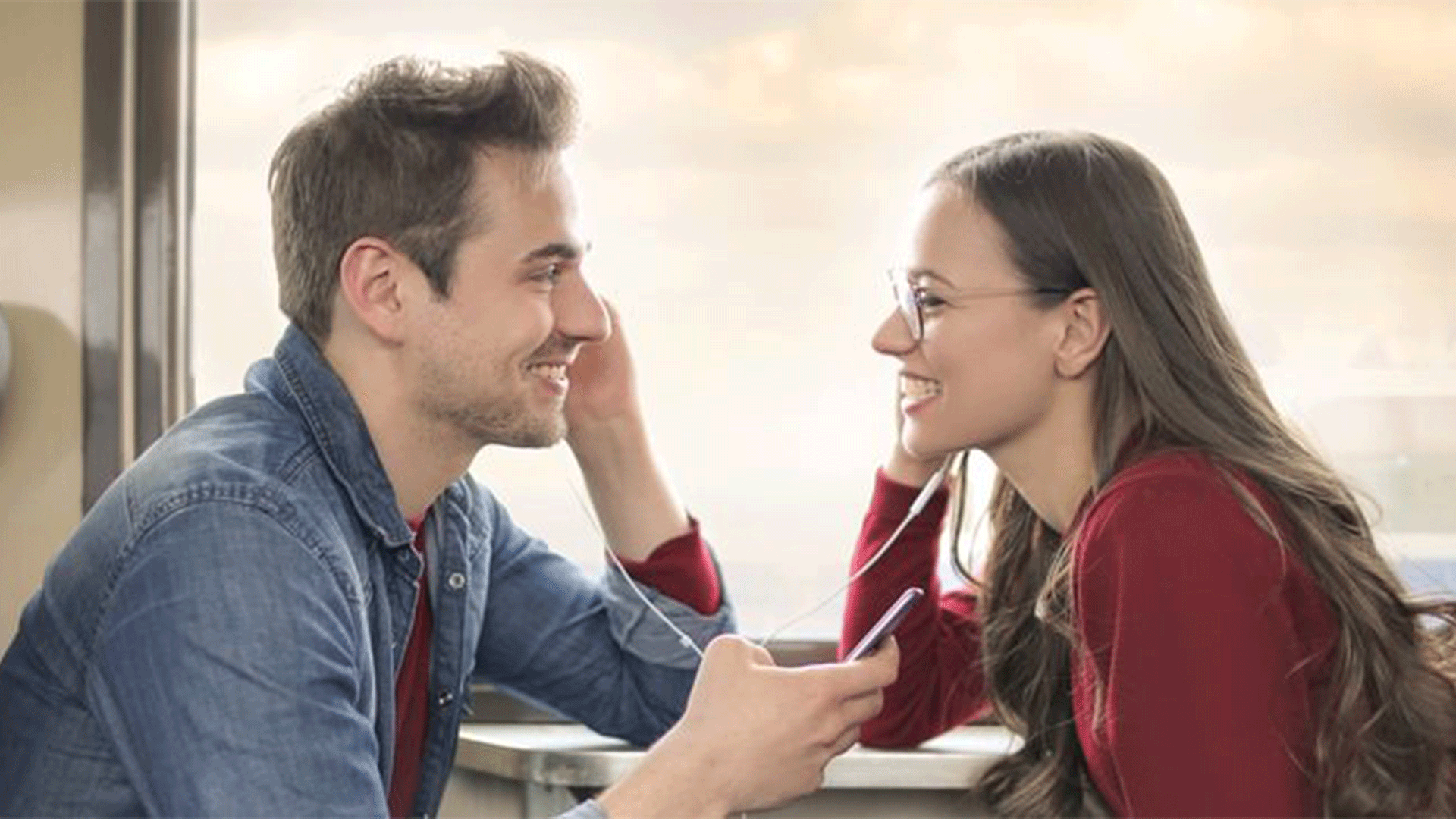 couple-listening-to-music-on-the-train