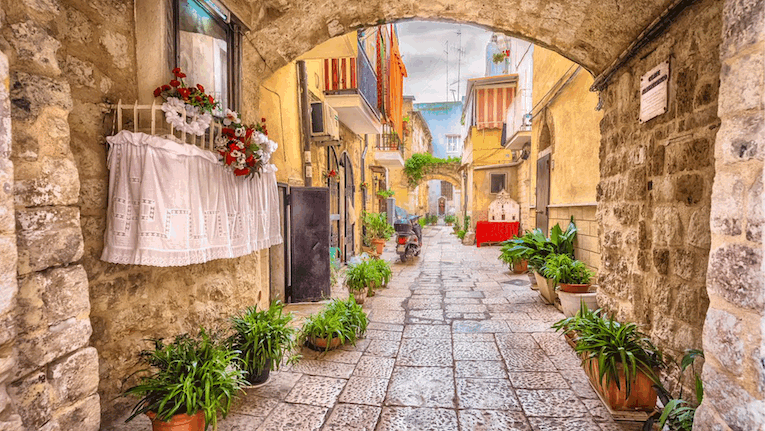 italy-bari-puglia-house-street