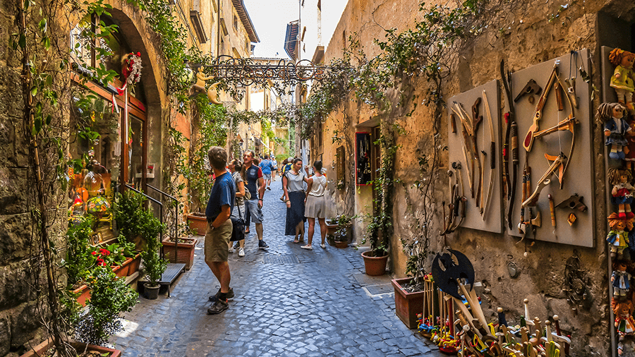 italy-orvieto-narrow-streets-old-town