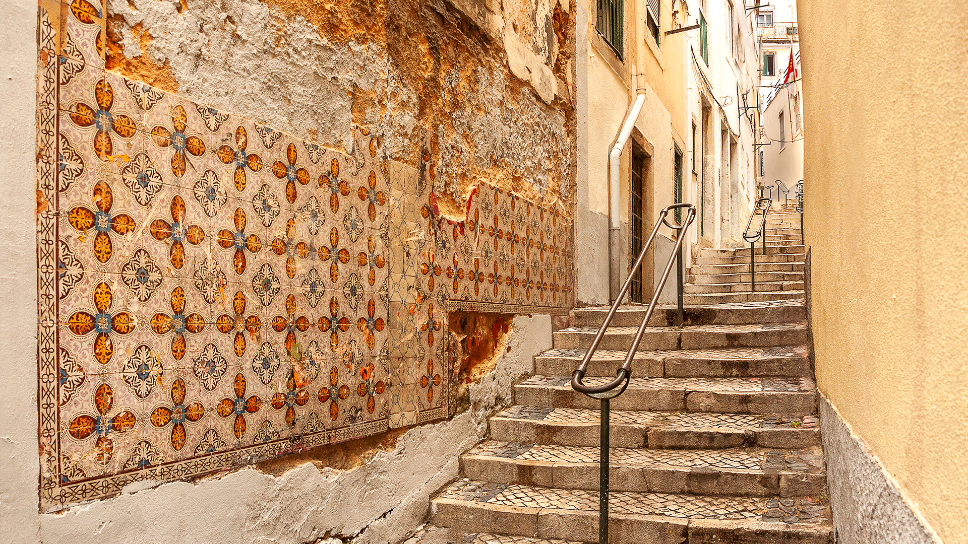 portugal-lisbon-alfama-neighbourhood-old-steps-narrow-streets