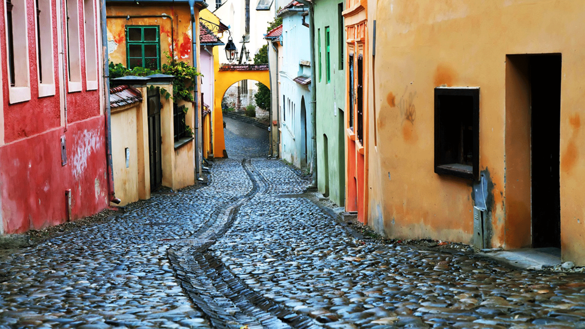 romania-Sighisoara-medieval-street
