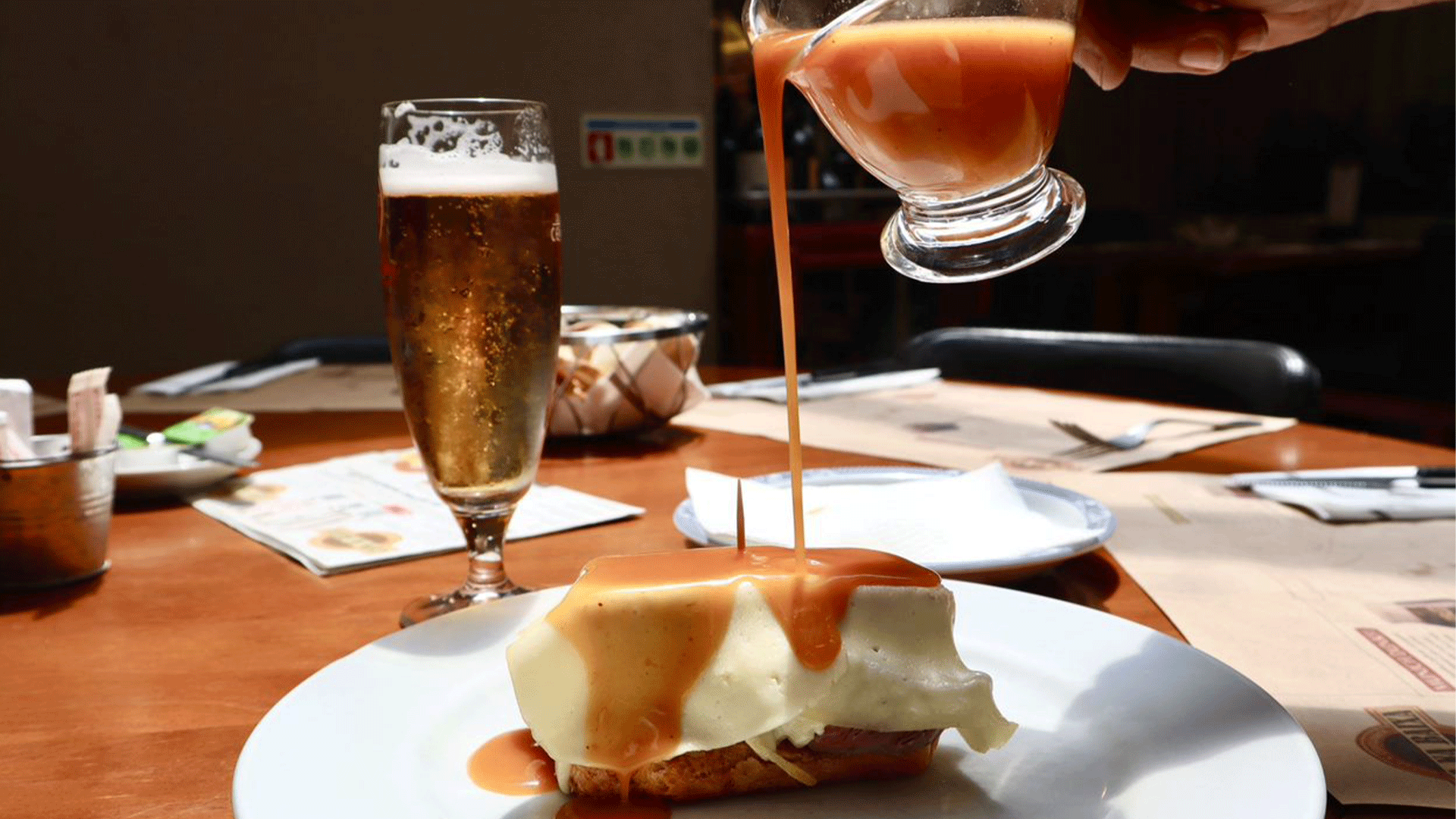 sandwich-sauce-beer-secret-food-tour