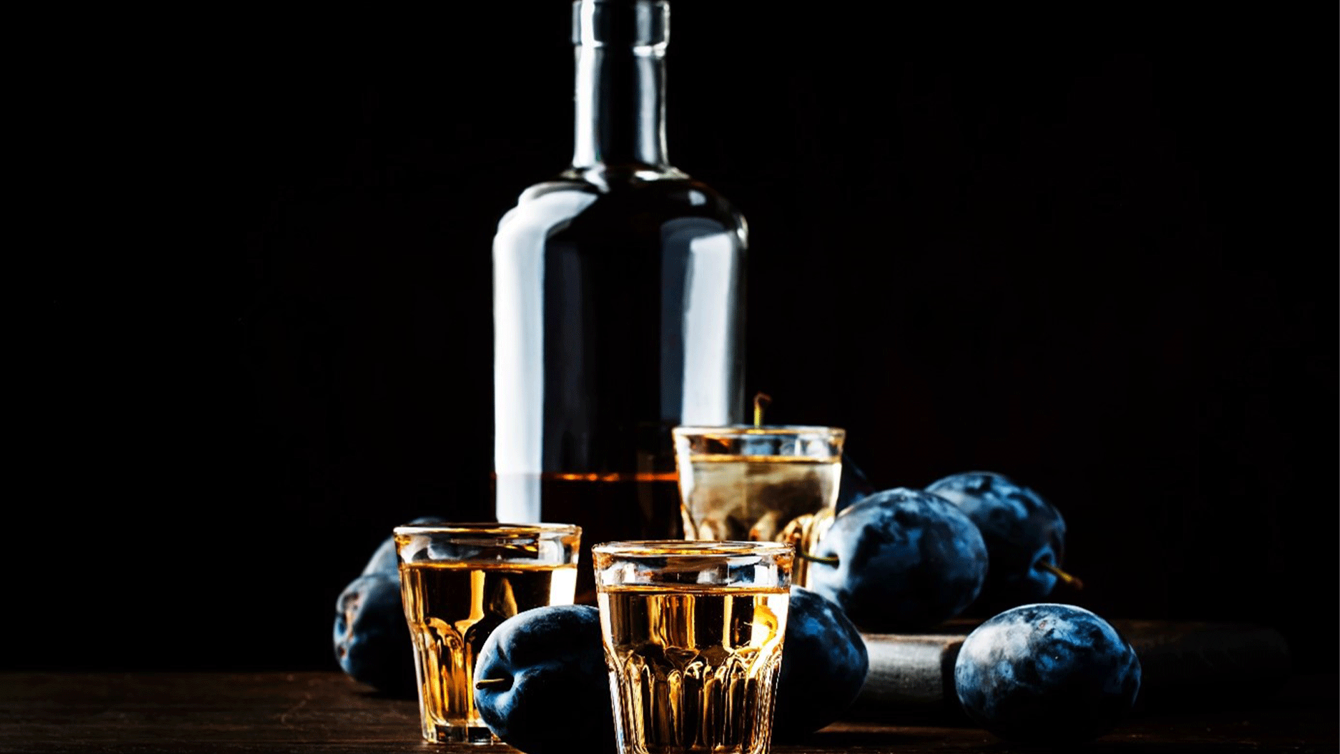 slivovica-grapes-glasses