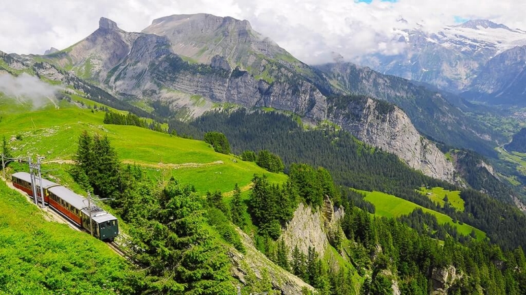 switzerland-interlaken-train-mountains