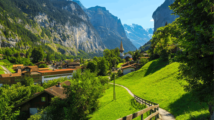switzerland-lauterbrunnen-mountains-houses