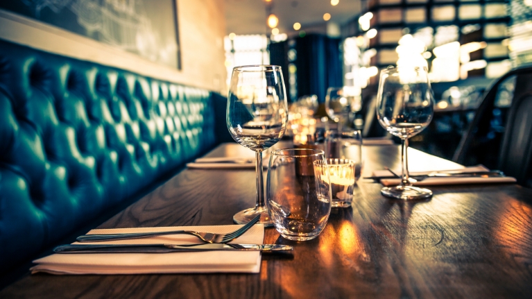 table-set-restaurant