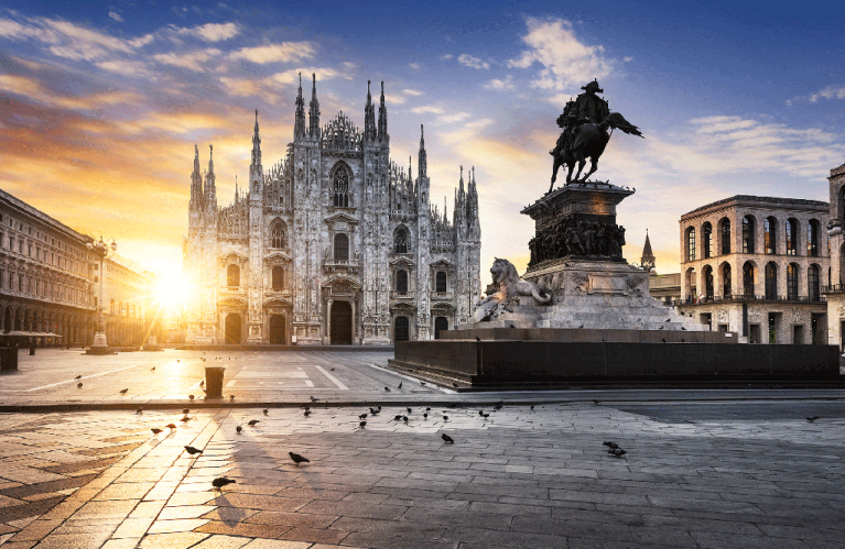 Sonnenaufgang hinter dem Mailänder Duomo