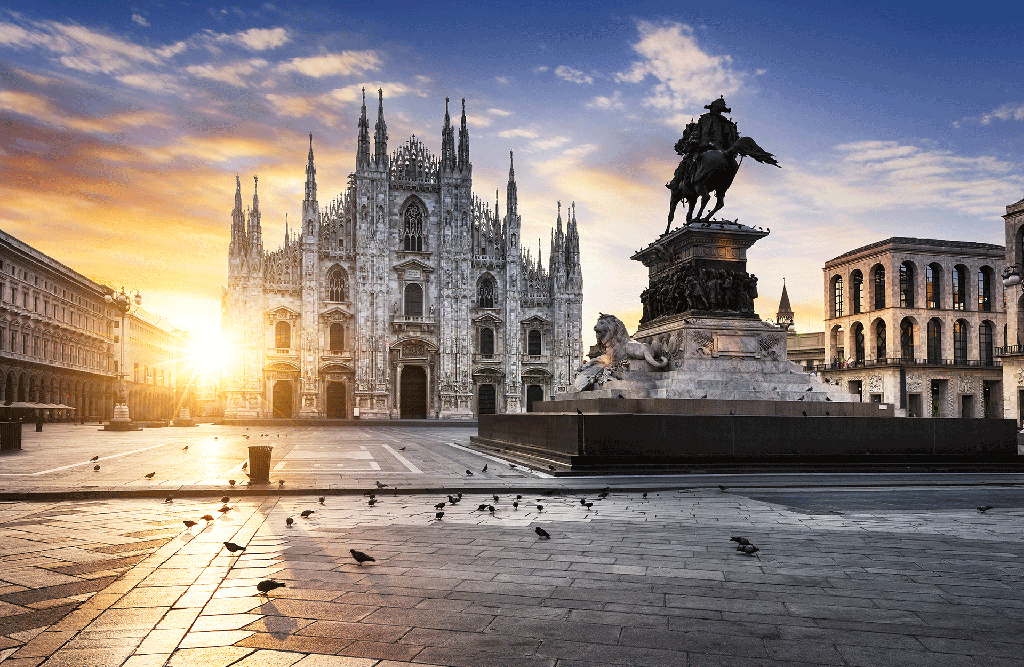 Sole che sorge dietro il Duomo di Milano