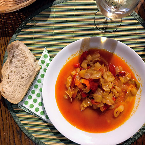 Zsófia: “Questa è la versione vegana del gulasch, si chiama lecsó e ha un sapore delizioso!”