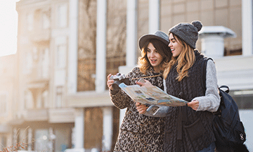 2-friends-girls-travelling-in-autumn
