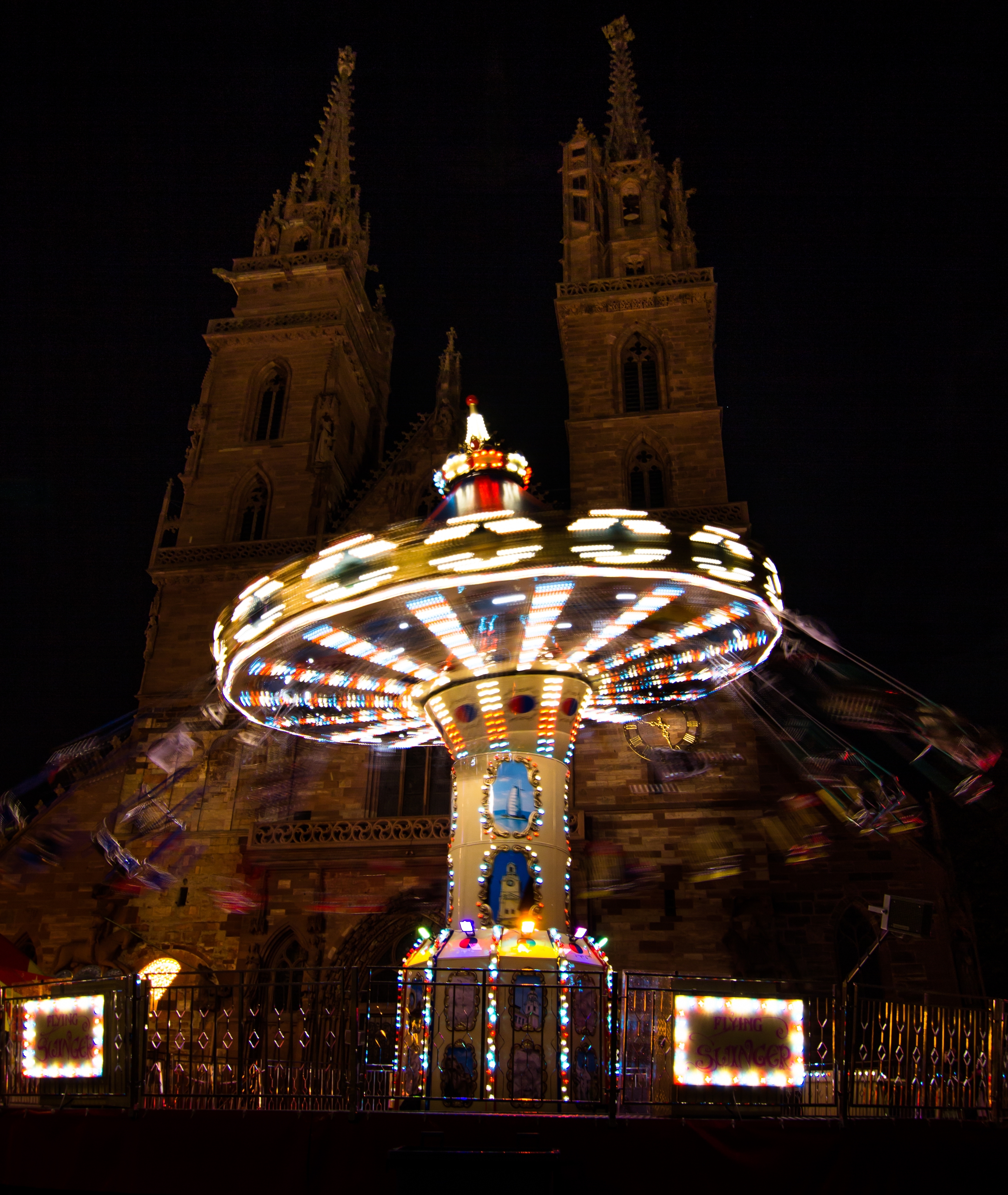 De kermisattracties van de Herbstmesse verlichten de straten van Basel 
