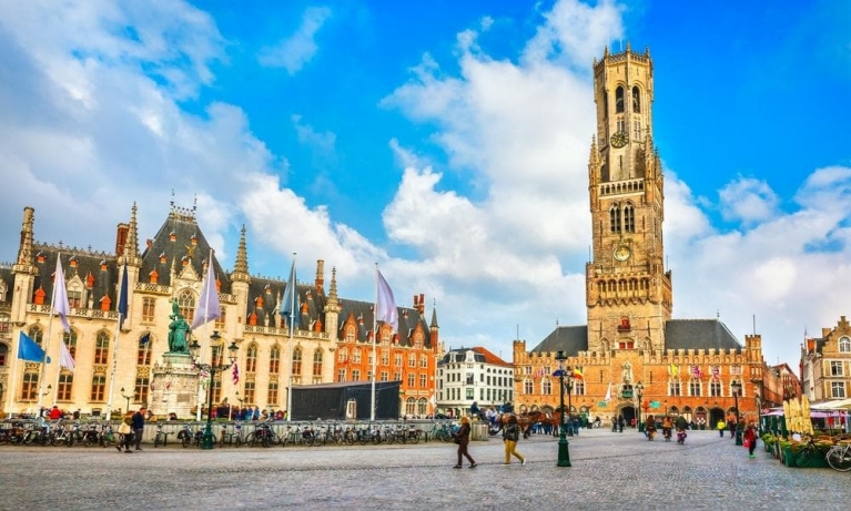La plaza del mercado y el campanario de Brujas