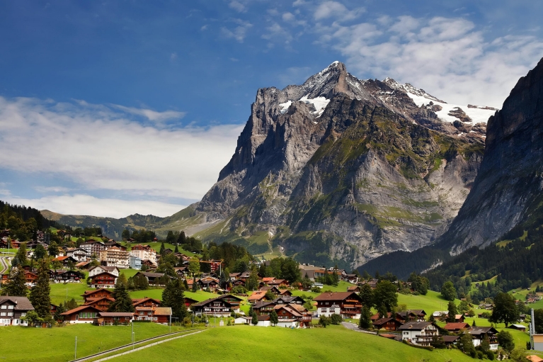 Berg über der Stadt Interlaken
