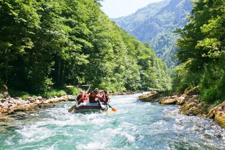     Rafting auf dem Fluss Neretva, Bosnien und Herzegowina  
