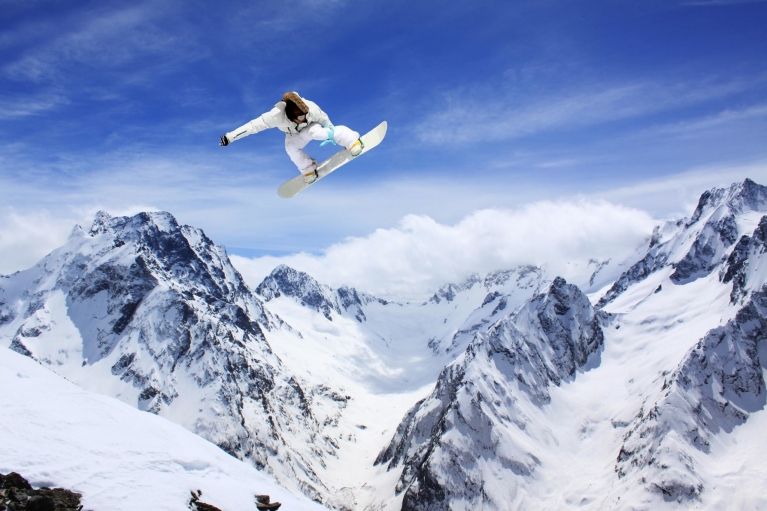     Snowboardeur dans les Alpes autrichiennes  