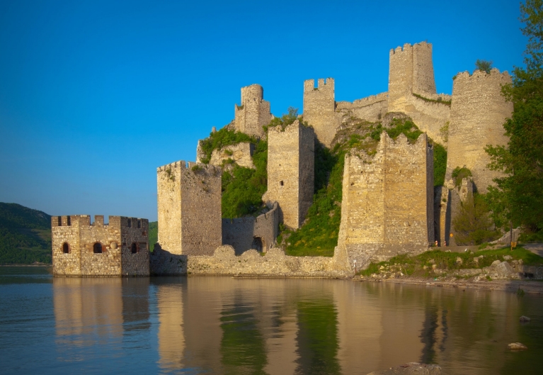De vesting van Golubac bij de rivier de Donau
