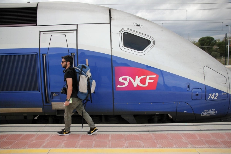 Backpacker auf dem Weg zum TGV-Zug in Figueres
