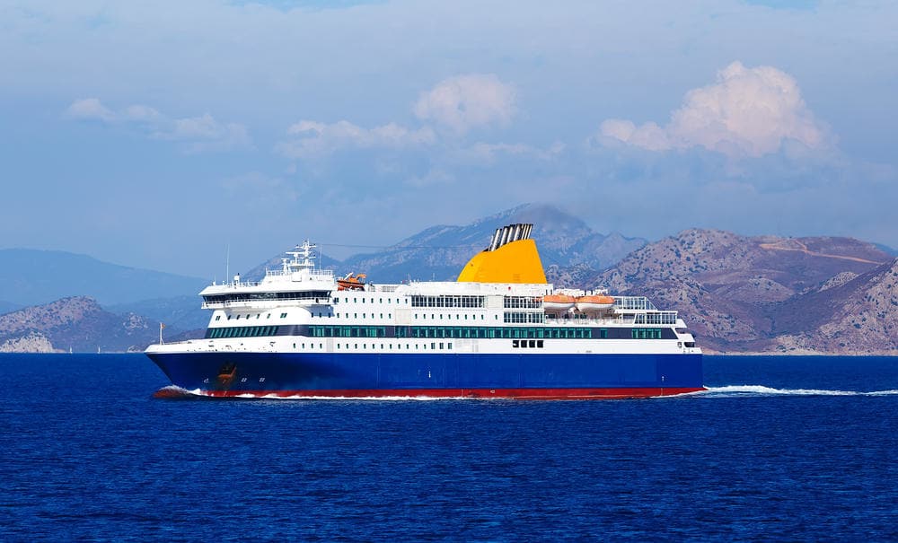 veerboot van Blue Star in open water in Griekenland