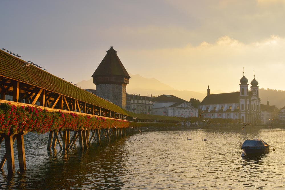 Wandel over de iconische Kapelbrug van Luzern