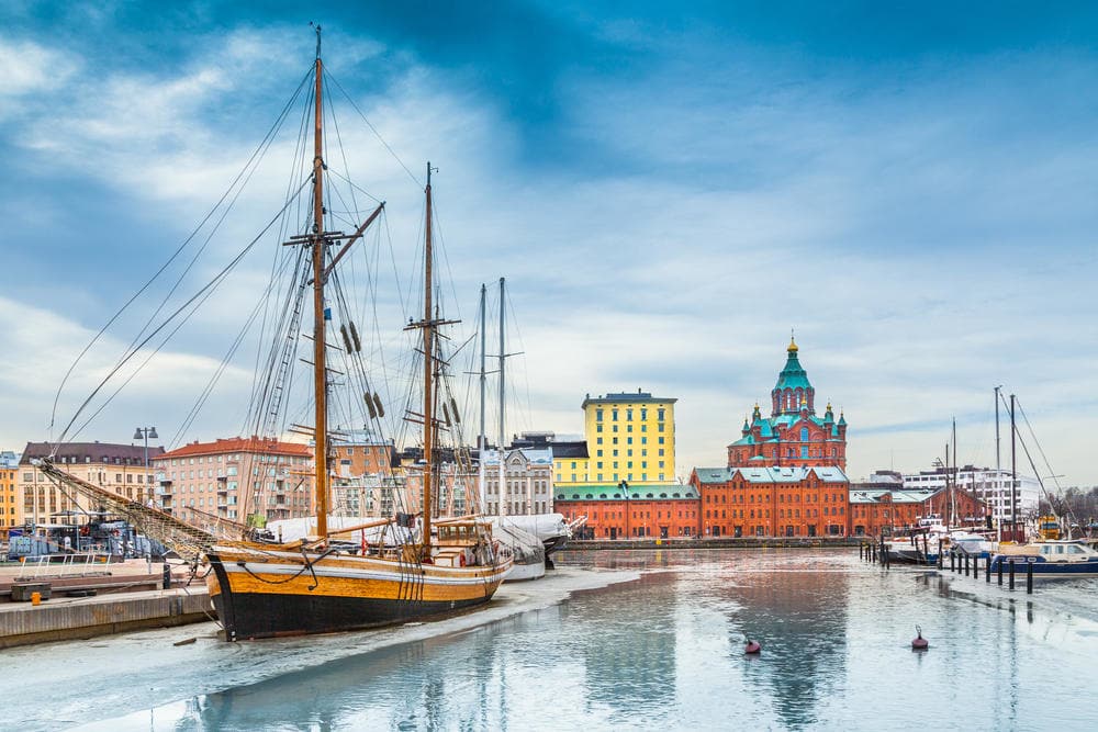 Ammira la bellezza del porto di Helsinki in inverno