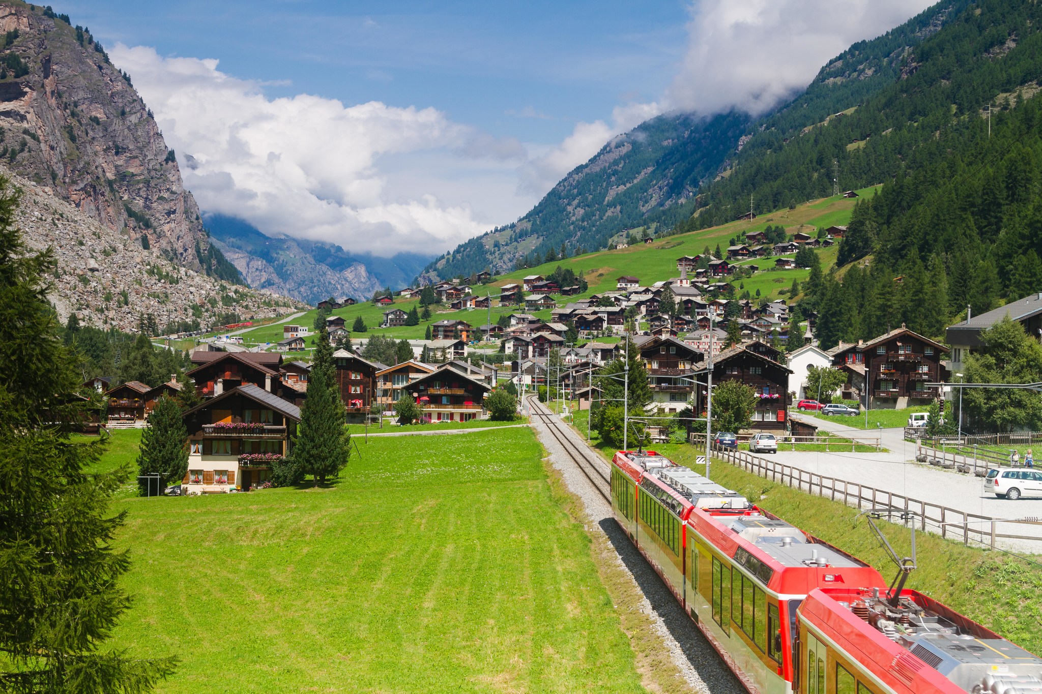Glacier Express traversant un village traditionnel près de Zermatt