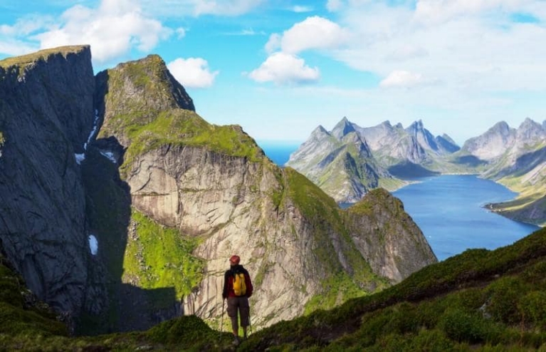 Senderista en la isla Lofoten, Noruega