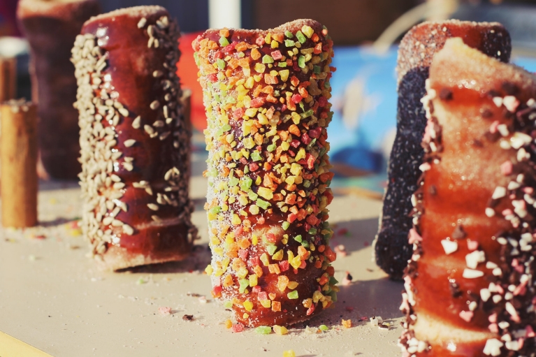 Photo de 5 gâteaux hongrois en forme de cheminée, connus sous le nom de Kürtőskalács et saupoudrés de sucre