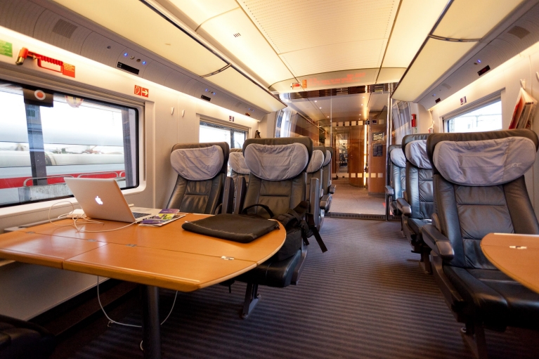 Computer portatile nello scompartimento di 1ª classe di un treno ad alta velocità ICE