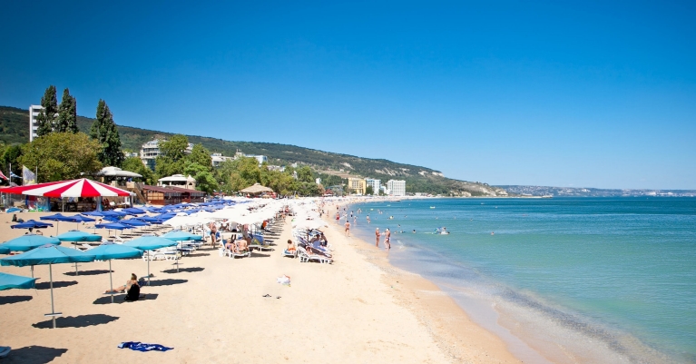 Panoramisch uitzicht op strand van Varna