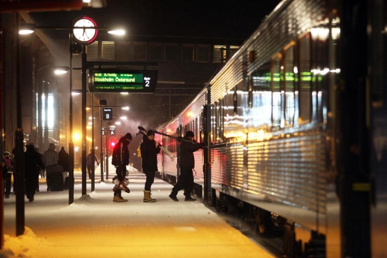 Mensen die instappen in een SJ trein