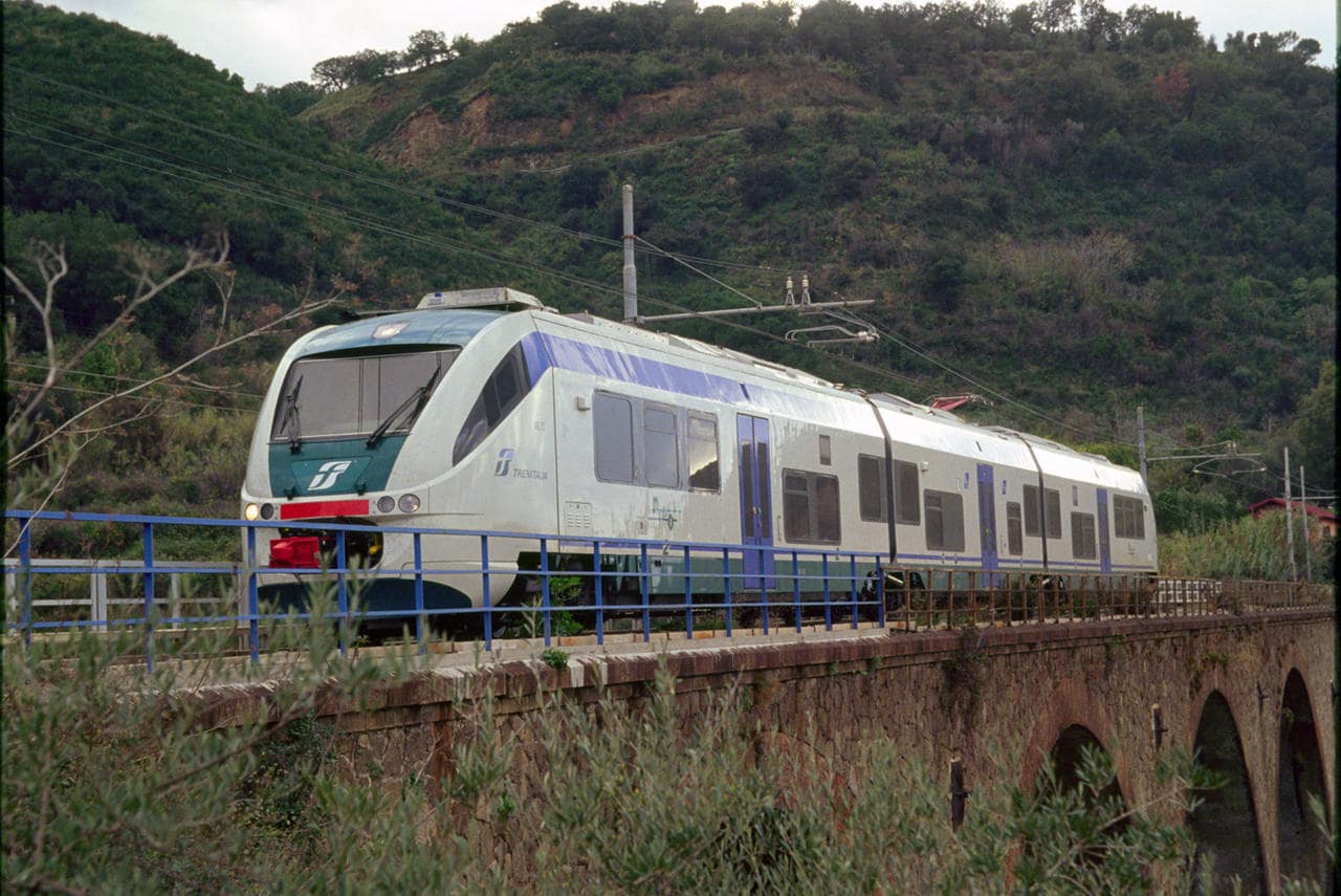 Un tren regional italiano cruza un puente