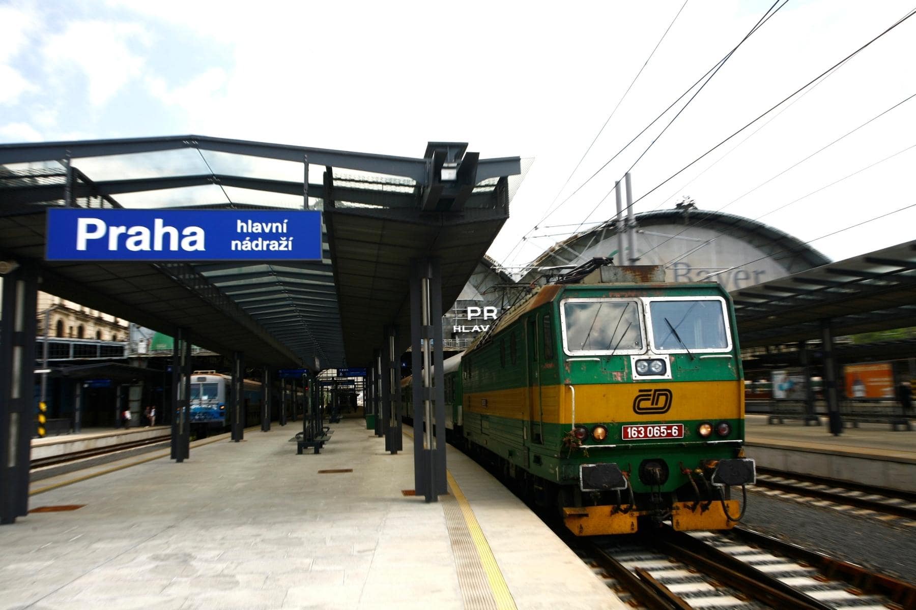 Un tren regional a punto de salir de Praga