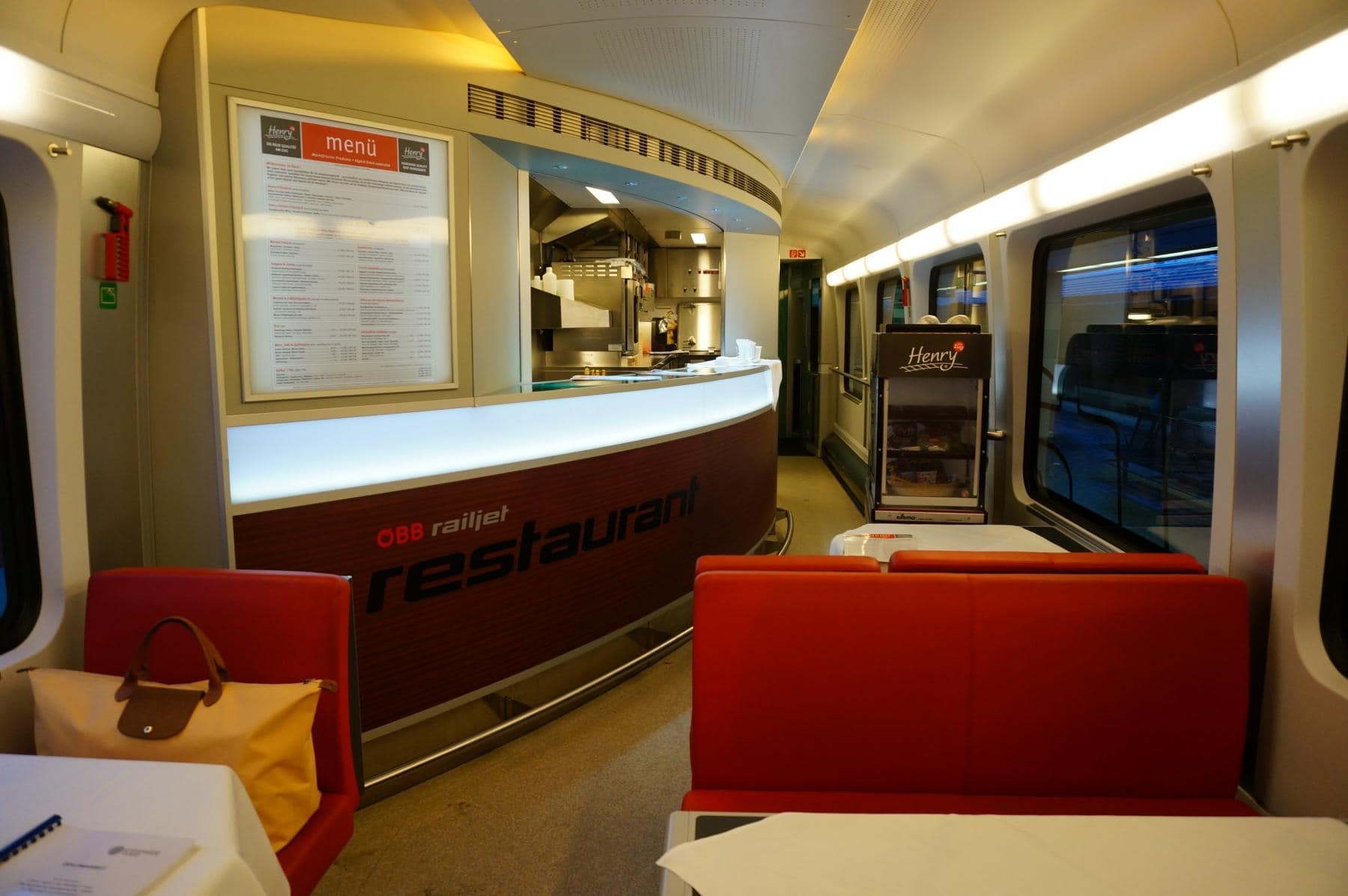 Restaurant-Abteil im Railjet-Highspeed-Zug, Österreich