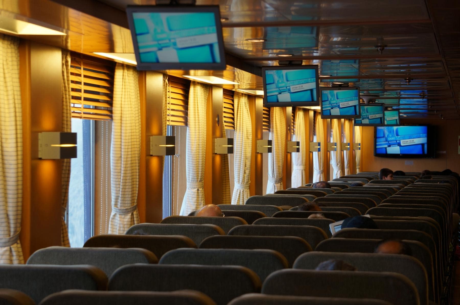 Stoelen aan boord van een Blue Star veerboot