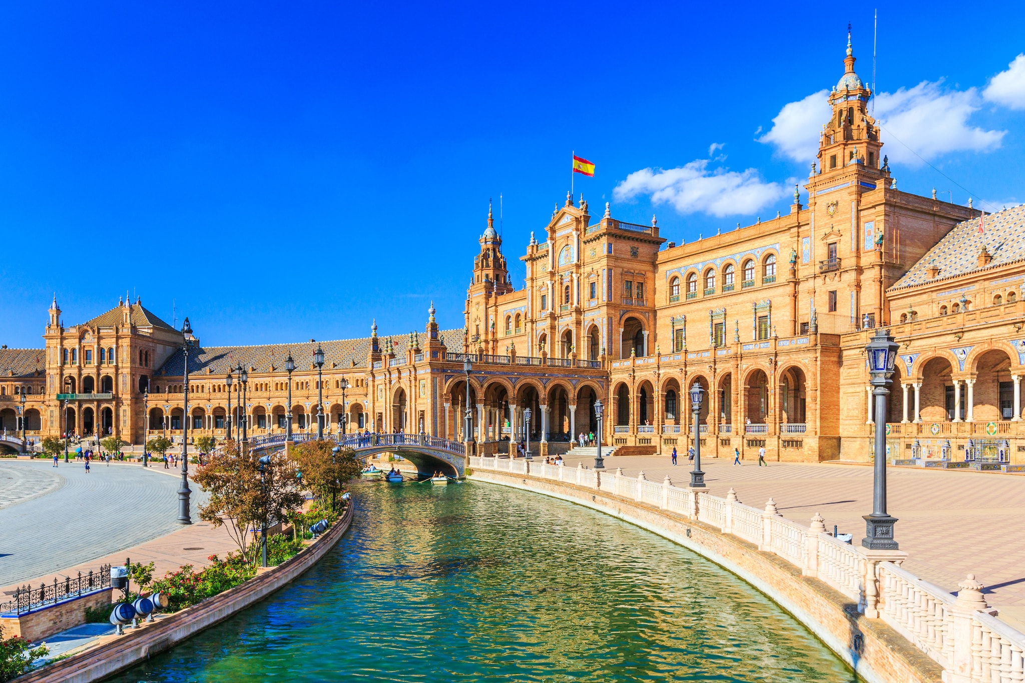 Een historisch gebouw langs een rivier in Sevilla, Spanje