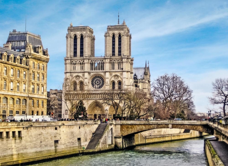  The Notre Dame and Seine river