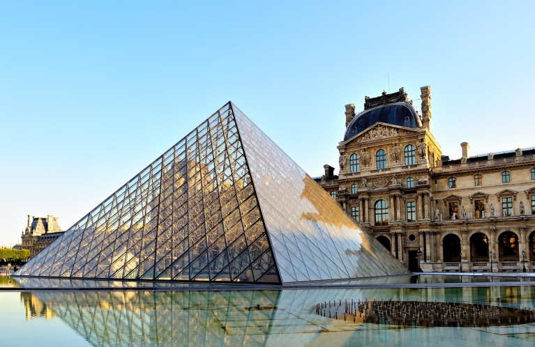  Der Louvre mit der Glaspyramide