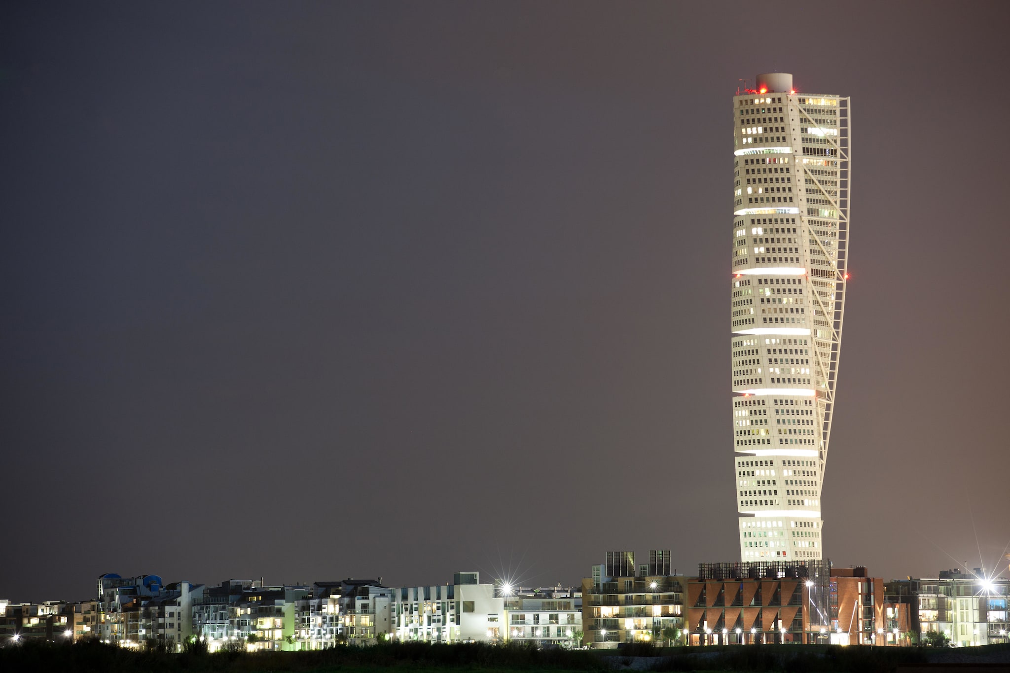 Rascacielos Turning Torso por la noche, Malmo, Suecia