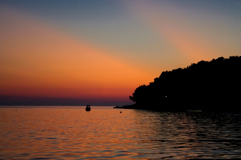 Sonnenuntergang an der Küste von Pula