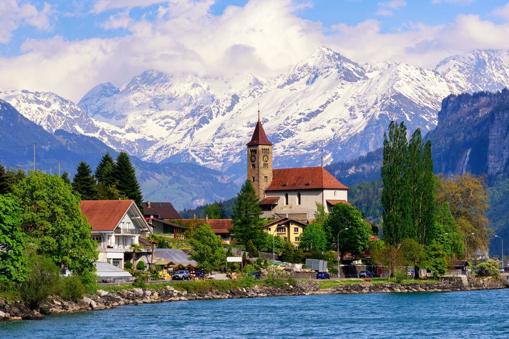 Bewonder de contrasterende schoonheid van het voorjaar aan het Meer van Brienz