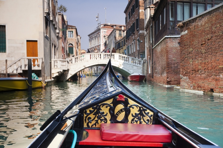     Blick auf Venedig aus einer Gondel  