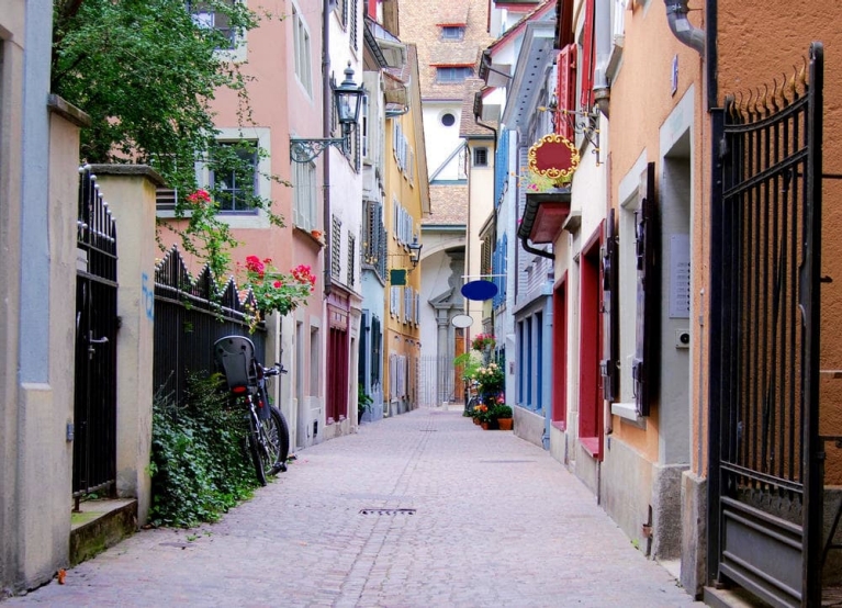 Perditi tra le incantevoli strade della città vecchia di Zurigo
