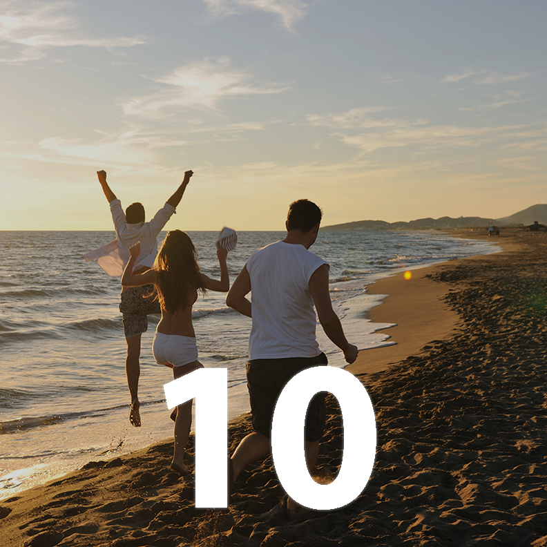 Drie mensen rennen op een strand. Daarboven is het getal 10