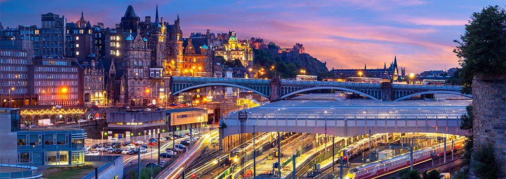 masthead-great-britain-scotland-edinburgh-waverly-station-at-night
