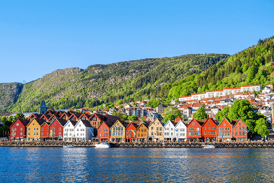 norway-bergen-colorful-houses-at-river-mountain-scenery