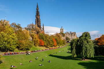 Princes Street Gardens und Blick auf das Scott Monument