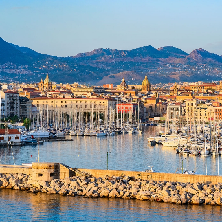 square-italy-sicily-palermo-old-harbour-view