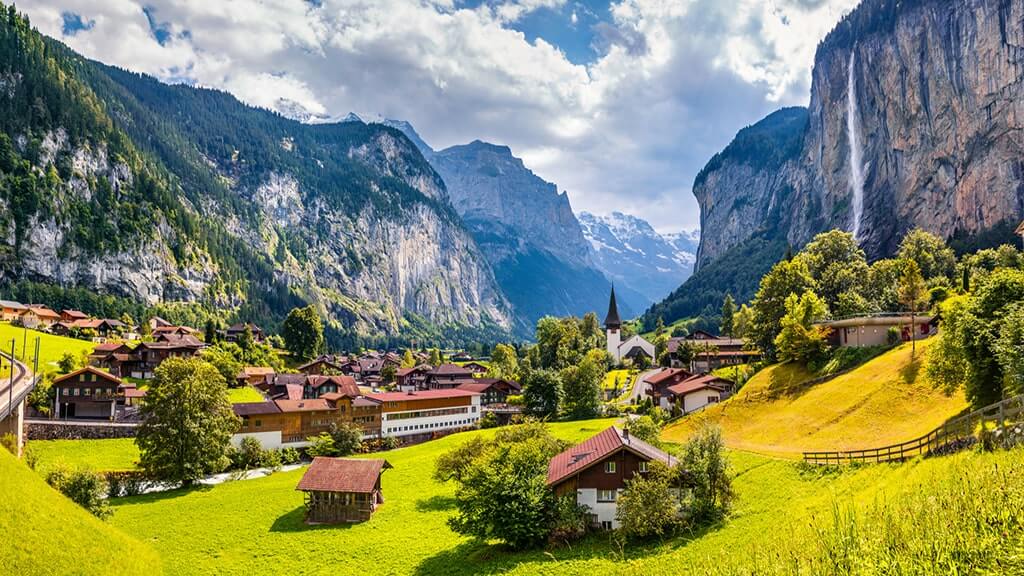 switzerland-lauterbrunnen-summer-hikes-mountains-alps